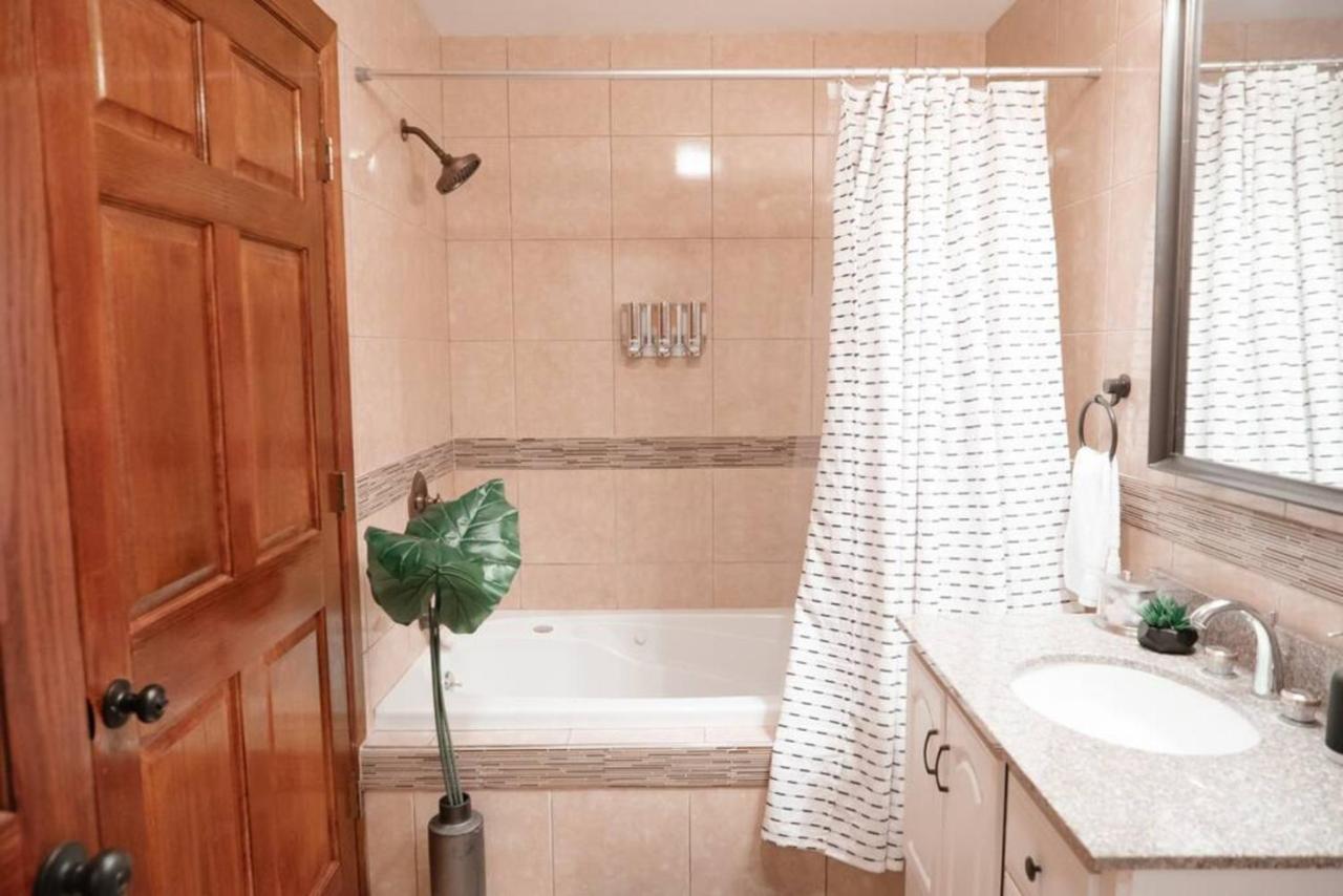 2Br Airy & Tidy Apt With Free Covered Parking - Central Modern Chicago Exteriér fotografie